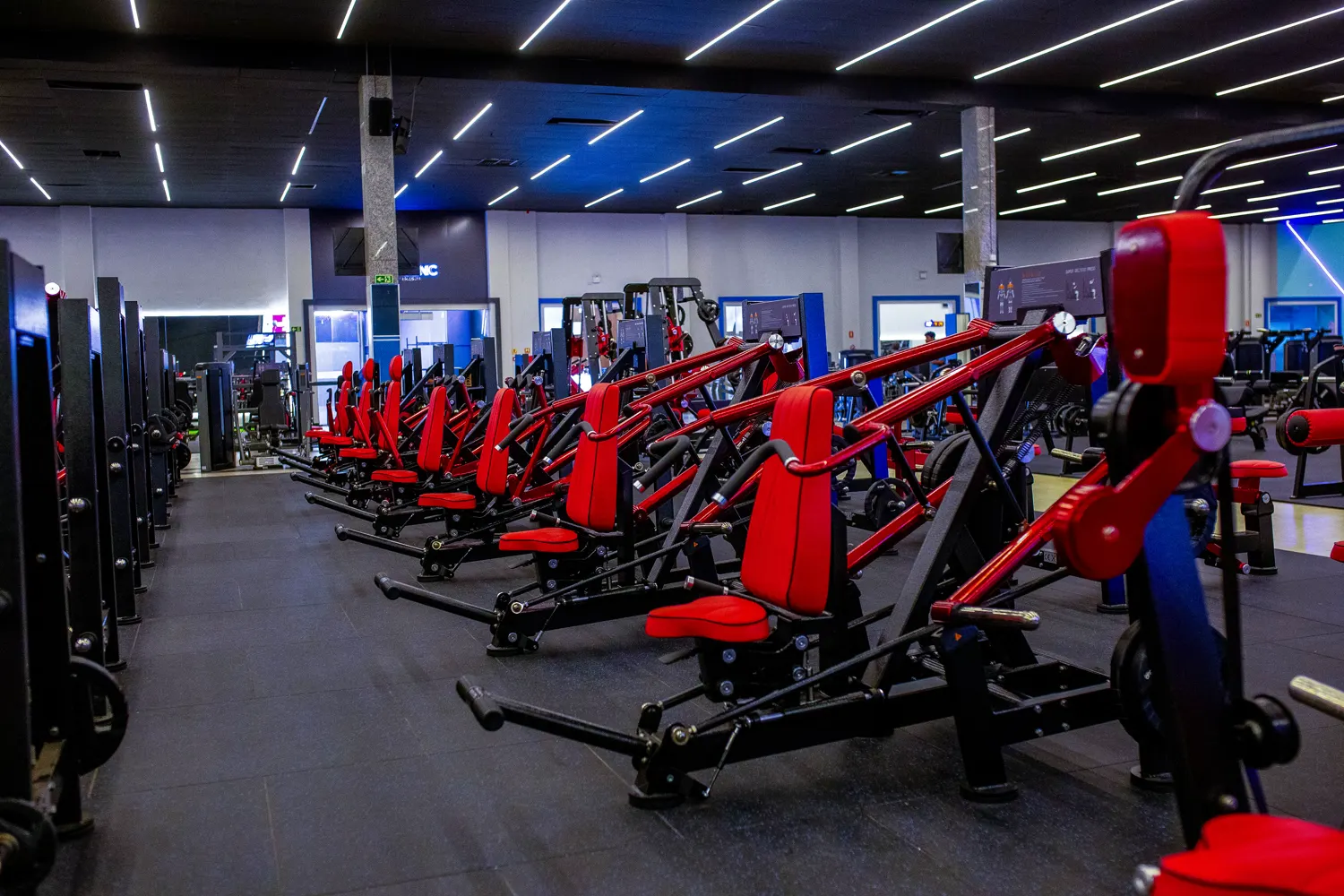 Showroom Oficial Sport com fileiras de equipamentos profissionais