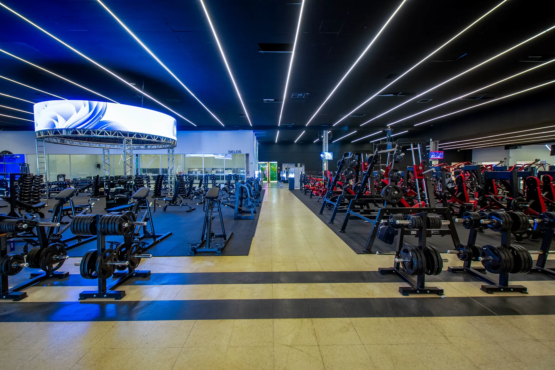 Visão ampla da estrutura de exposição da Oficial Sport